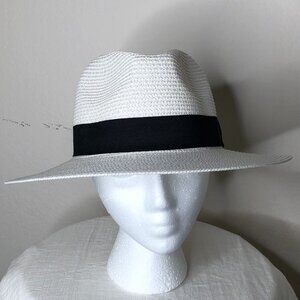 Classic, Beautiful White Fedora / Pre-owned Excellent Condition (Medium)
